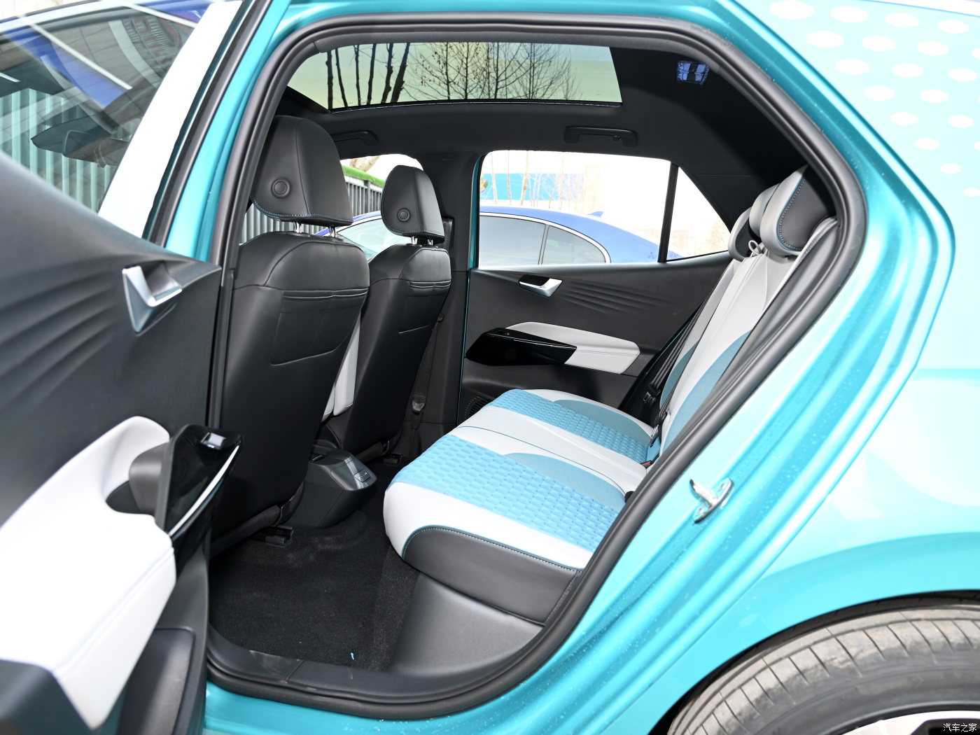 The cheapest adult high-speed SUV VW ID3, white, gray and green, has a range of 450km in stock