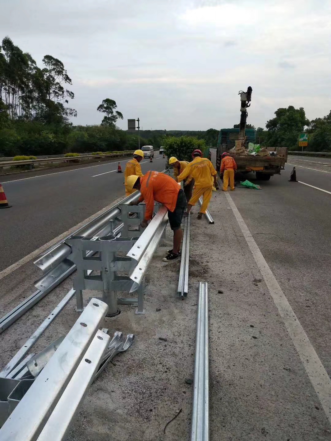 Q235 Q345 Galvanized Steel Highway Guardrail Fishtail End for Customized Projects