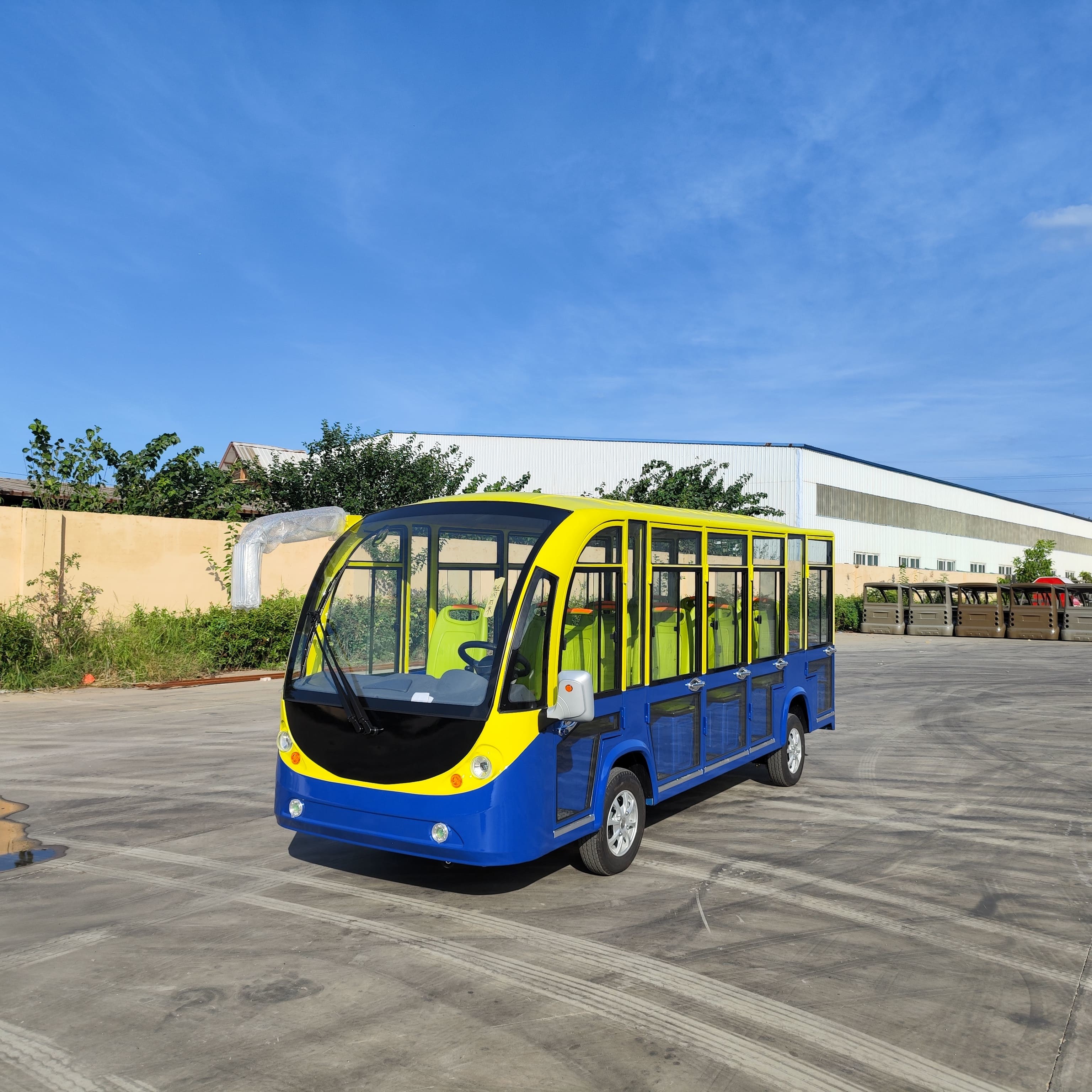 14-Seat Yellow And Blue Electric Sightseeing Bus With Air Conditioning 72v Lithium Battery Golf Place 13-Inch Tire