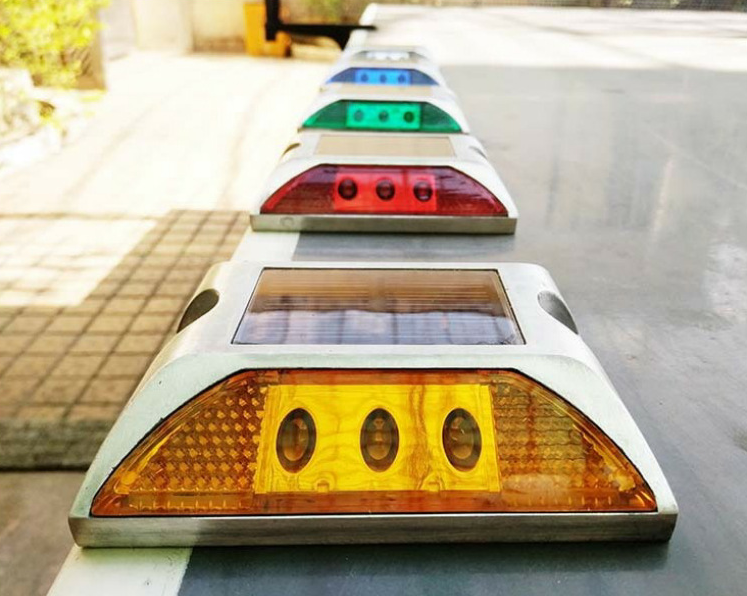 104*123*23mm Solar Road Stud Aluminium Road Stud Flashing Light Cat Eye Road Cone Sign