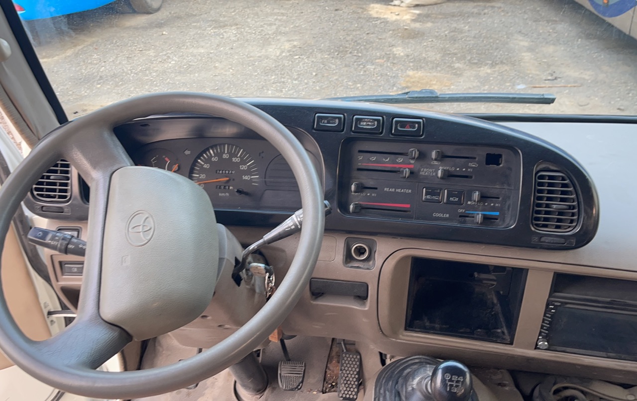 G.V.W 6750kg Fairly Used Comfortable Special Color Coaster Bus For Sell
