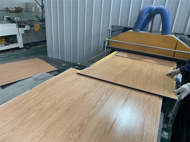 5mm 6mm Spc Click Flooring Waterproof Wood Texture UV Lacquered