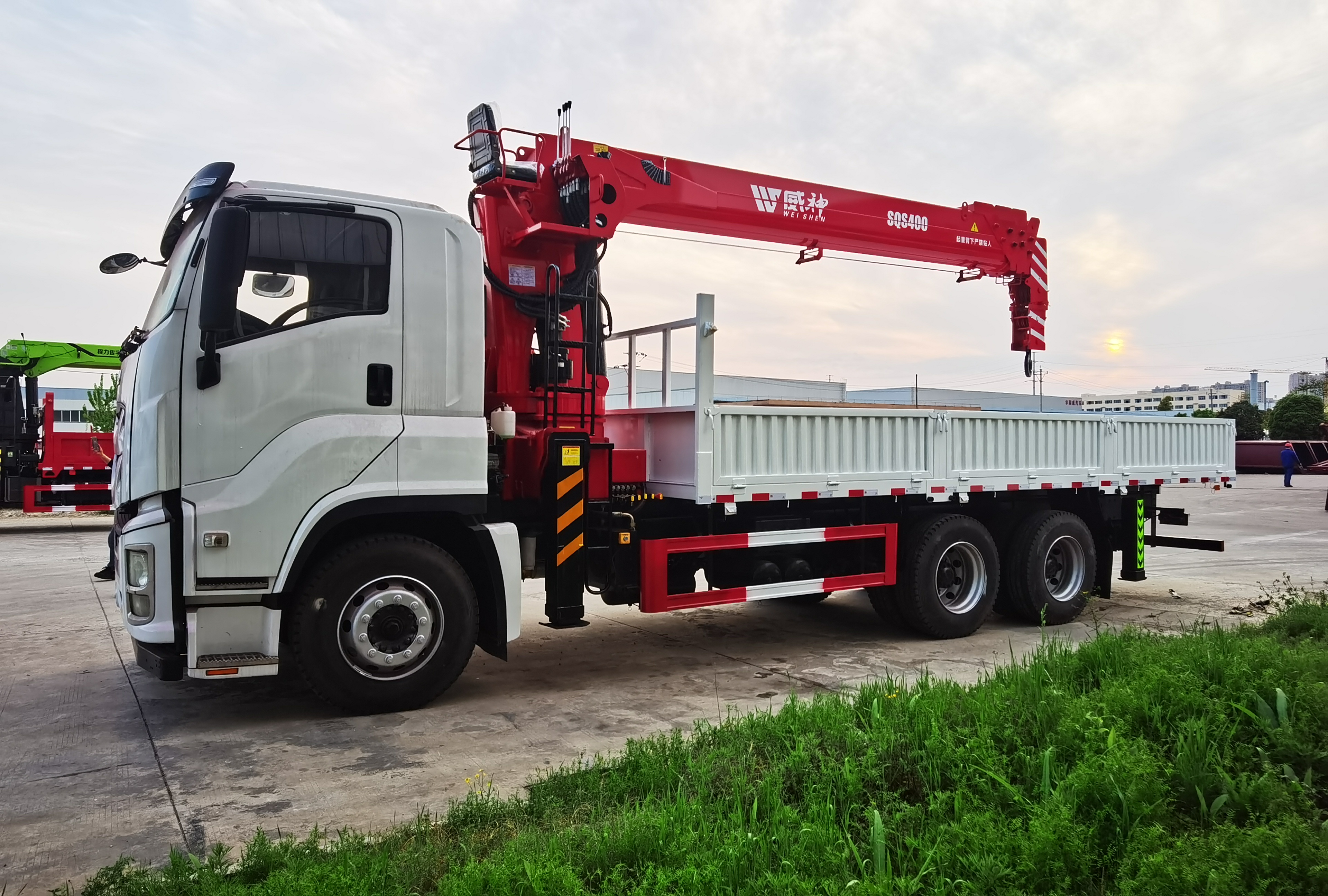 Chinese Hydraulic Valve Isuzu Chassis 12 Tons Telescopic Boom Truck Mounted Crane