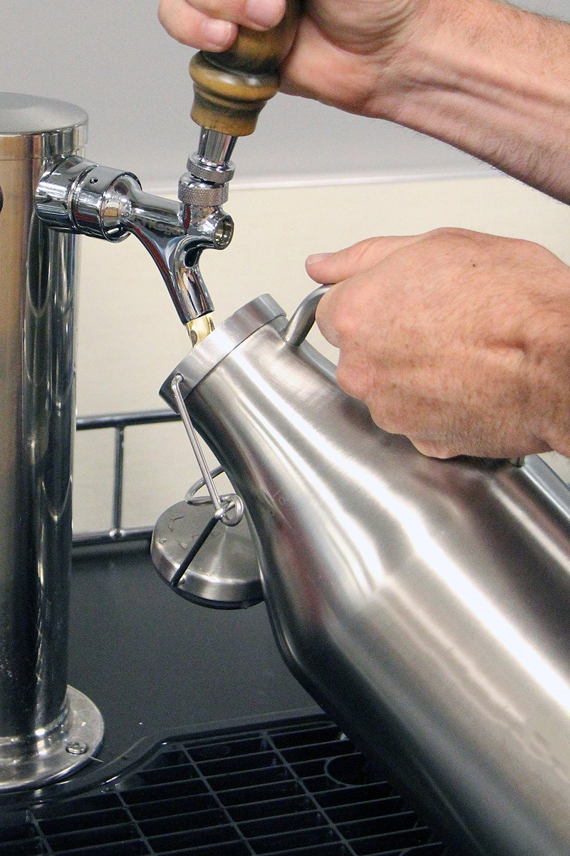 Tight Seal Vacuum Insulated Growlers , Stainless Steel 2 Liter Swing Top Growler