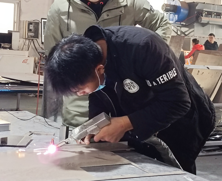 Metals Welding Flexible Portable Fiber Laser Welding Machine for Stainless Steel Sheet