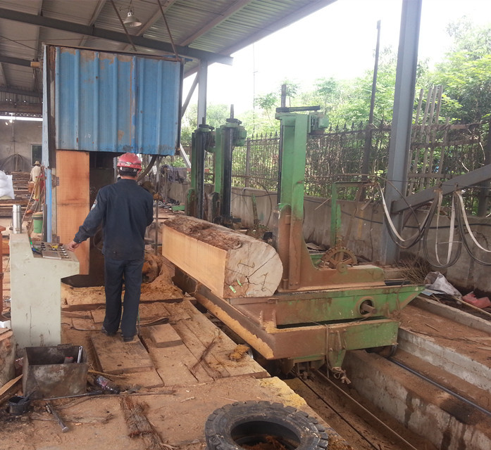 Mobile Vertical Band Sawmill with Table Diesel Engine powered Truck Loading Move