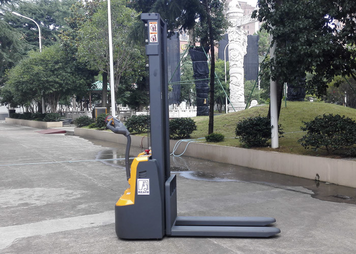 Super Light Warehouse Forklift Trucks For Low Height Stocking Short Distance Transportation