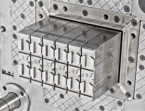 Accurate Plastic Parts Precision Injection Mould Steel Material With Hydraulic