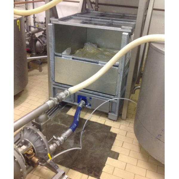 Four Layers Stackable IBC Liquid Storage Tank Space Saving 275 Gallon