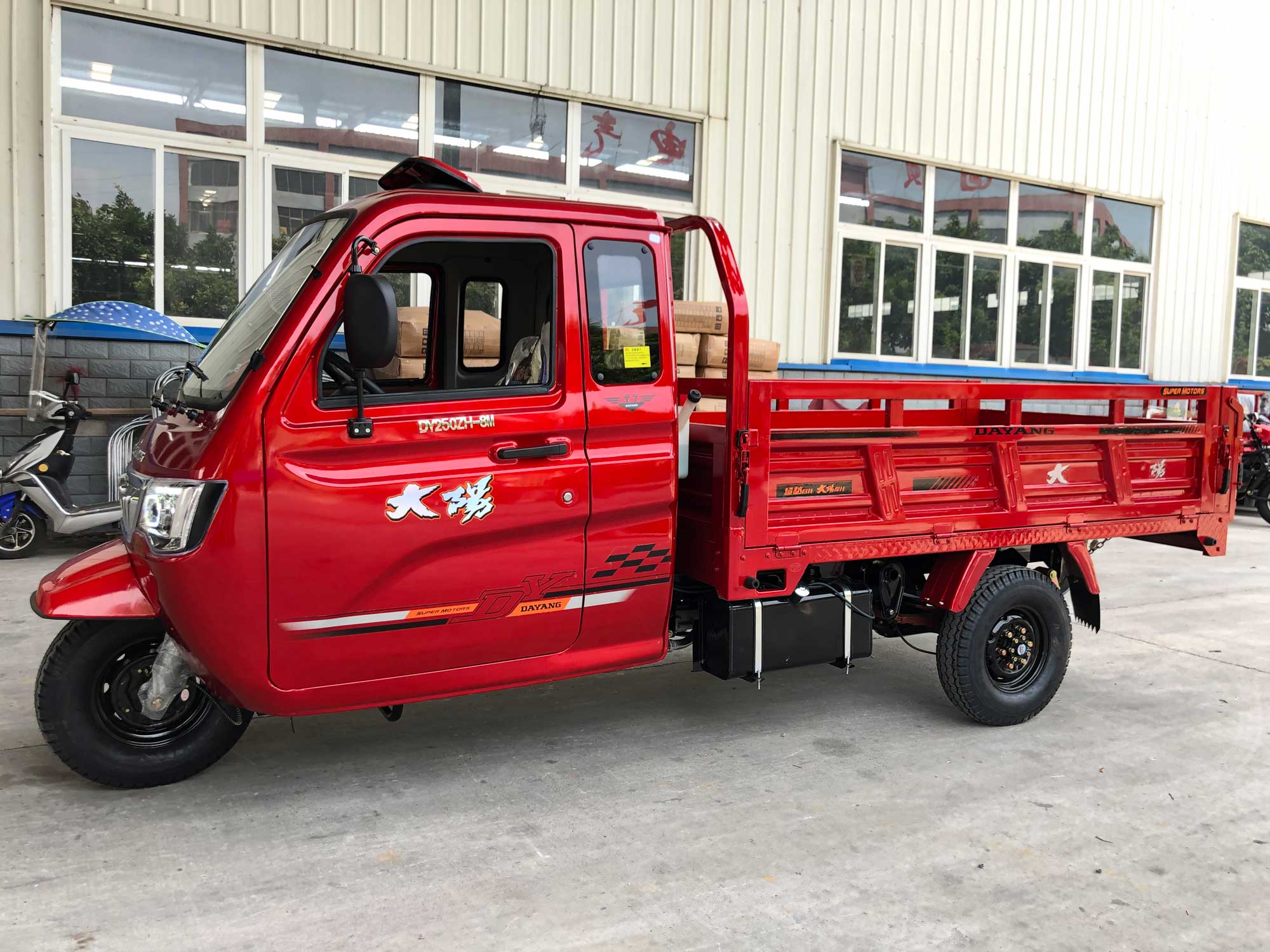 Dayang Luxury Series T7 Closed Cab Cargo Tricycle with 800CC Engine and 5.0-12 Tyres