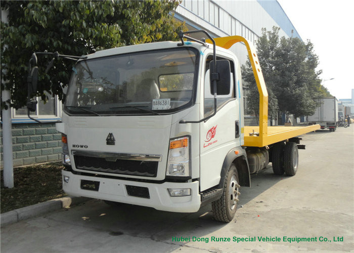 HOWO Light Duty Flatbed Tow Truck Carrier For Car / SUV Road Recovery 3 - 5 Ton