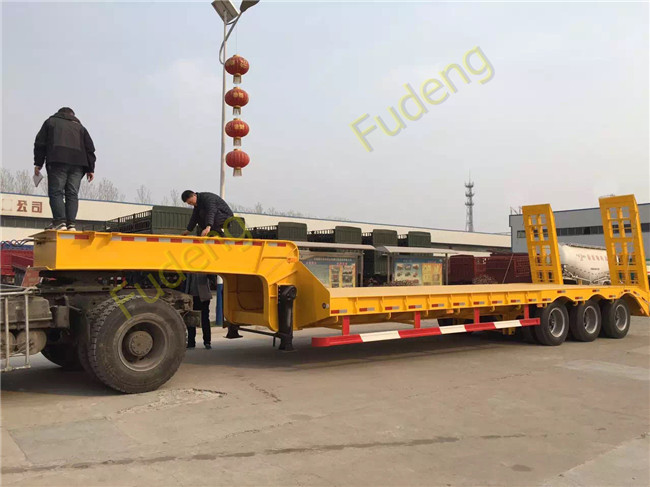 Custom Low Bed Trailer Transporter , Tri Axle 80 Ton Gooseneck Low Bed Trailer