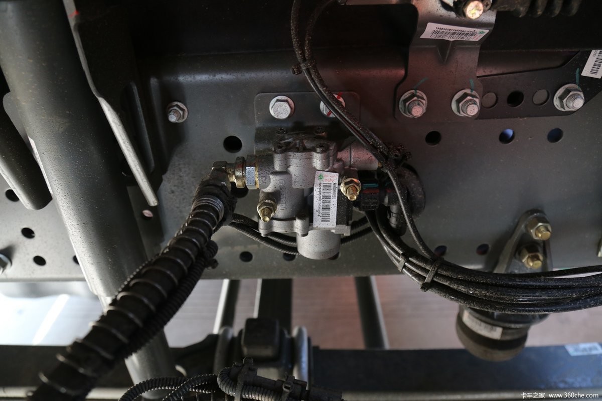 Left Driving Sinotruck Sitrak C7H Diesel Tractor Head Truck 89KM/H