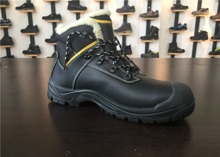 Non Woven Fabric Wide Toe Work Shoes / Custom Fit Work Boots Breathable For Winter