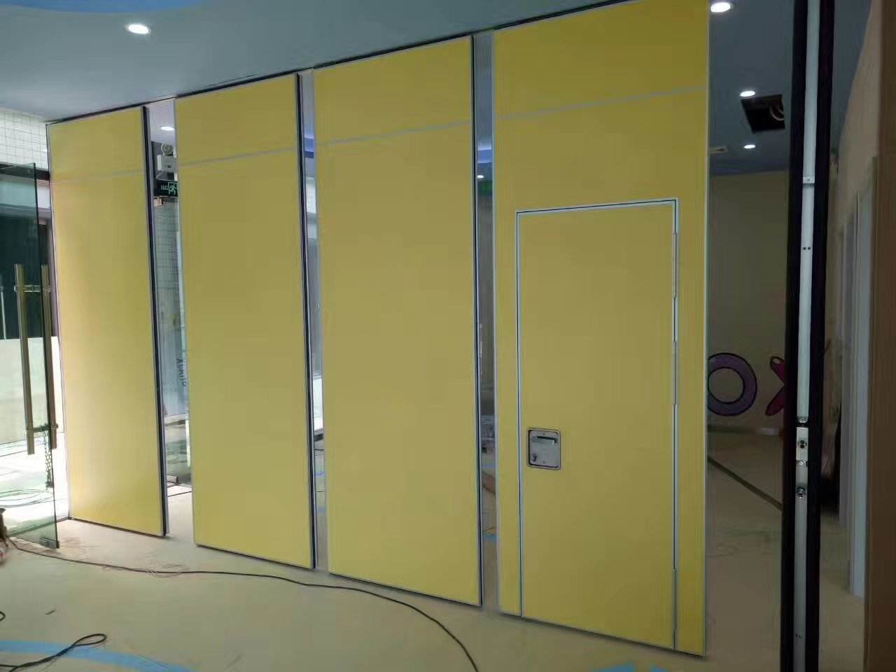 Wood Folding Decoration Movable Partition Walls On Wheel For Art Gallery / Office Room