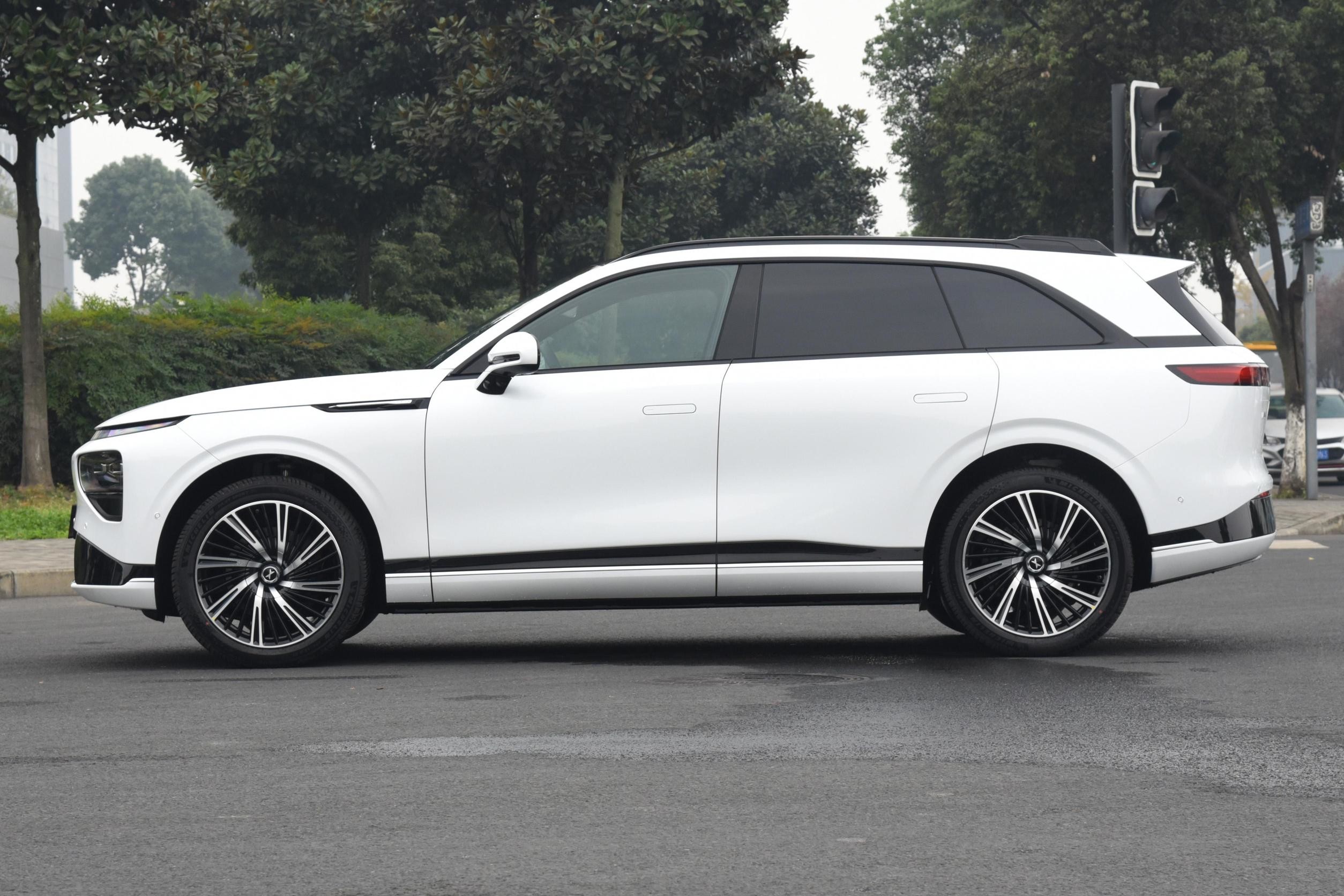230kw Ternary Lithium Electricity Xiaopeng G9 Hatchback EV 200km/H
