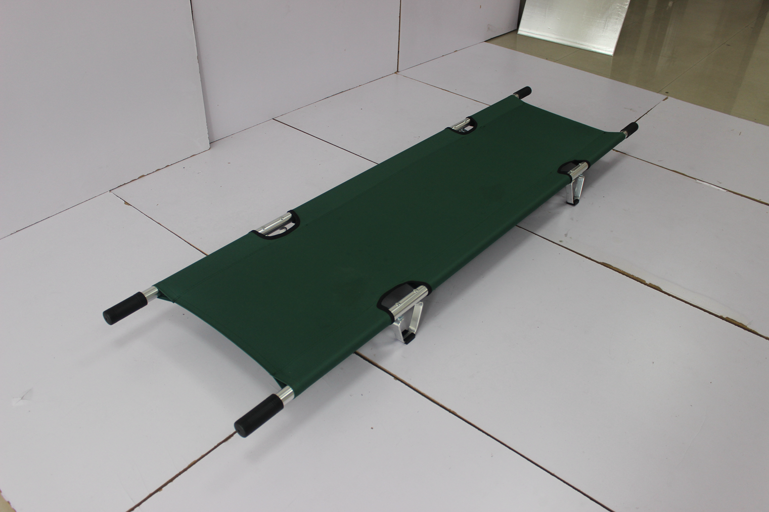 Unfoldable aluminum alloy and Oxford leather stretchers ,safe to use,convenient to carry ,for transporting the injured