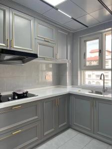 Wholesale 15mm Solid Wood Island Modular Black Melamine Kitchen Cabinets Units from china suppliers