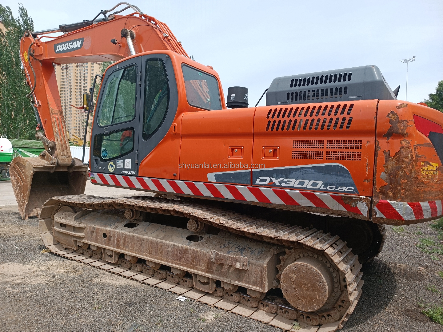 Affordable DOOSAN DX300 Excavator and Energy-Saving for Crushing Used Hand Excavators