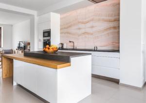 Wholesale 15mm Modern White Gloss Kitchen Cabinets Natural Wood Kitchen Cabinets Modern from china suppliers