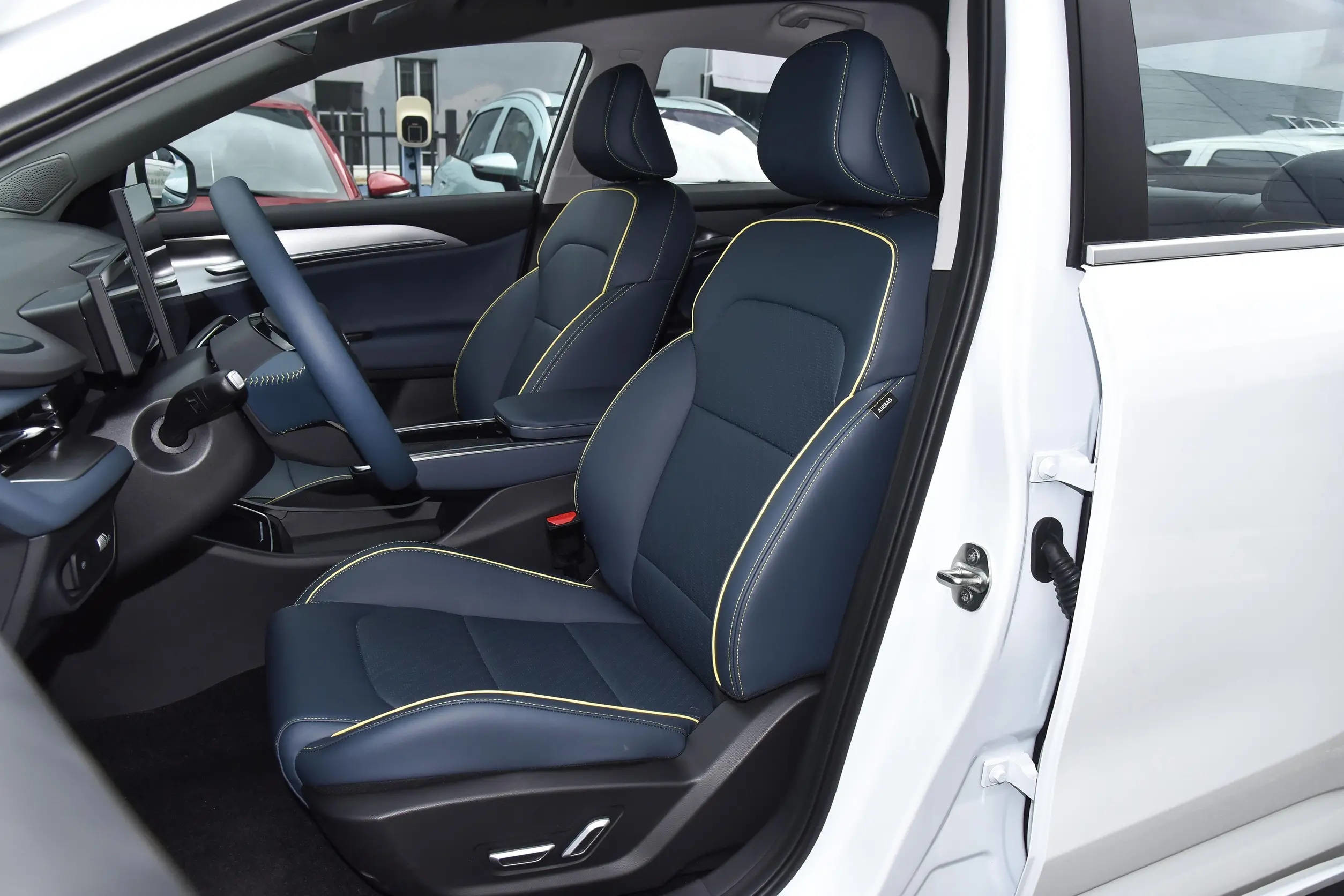 Electric Vehicles Geely Atlas G6 Model Brand New 410KM 136hp Pure Electric