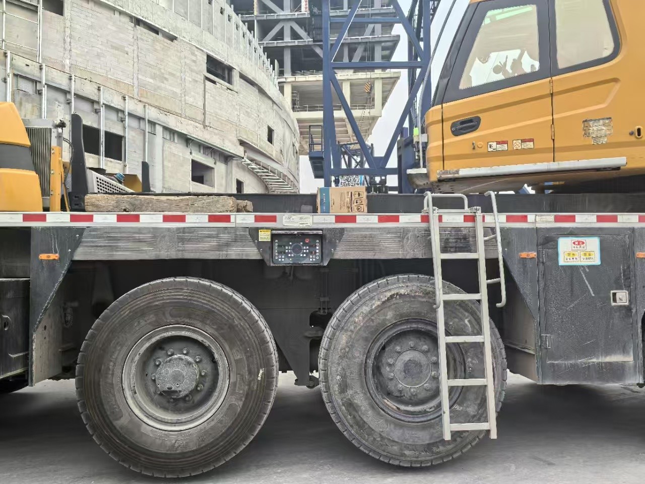 Yellow and Red 160 Tons Mobile Truck Crane Max Working Height 85.5 Meters Jib Length 18m