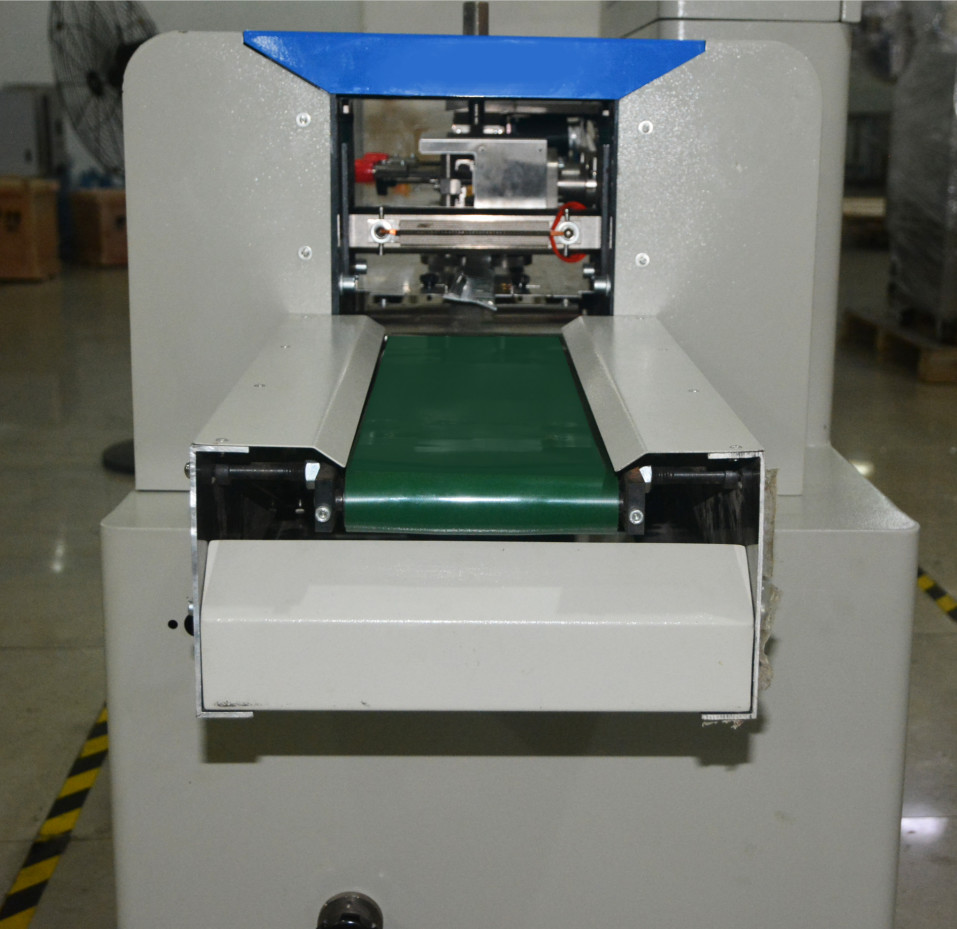 Cookies Mooncake Bread Packaging Machine 3 Servo Motors Pillow Packing Machine