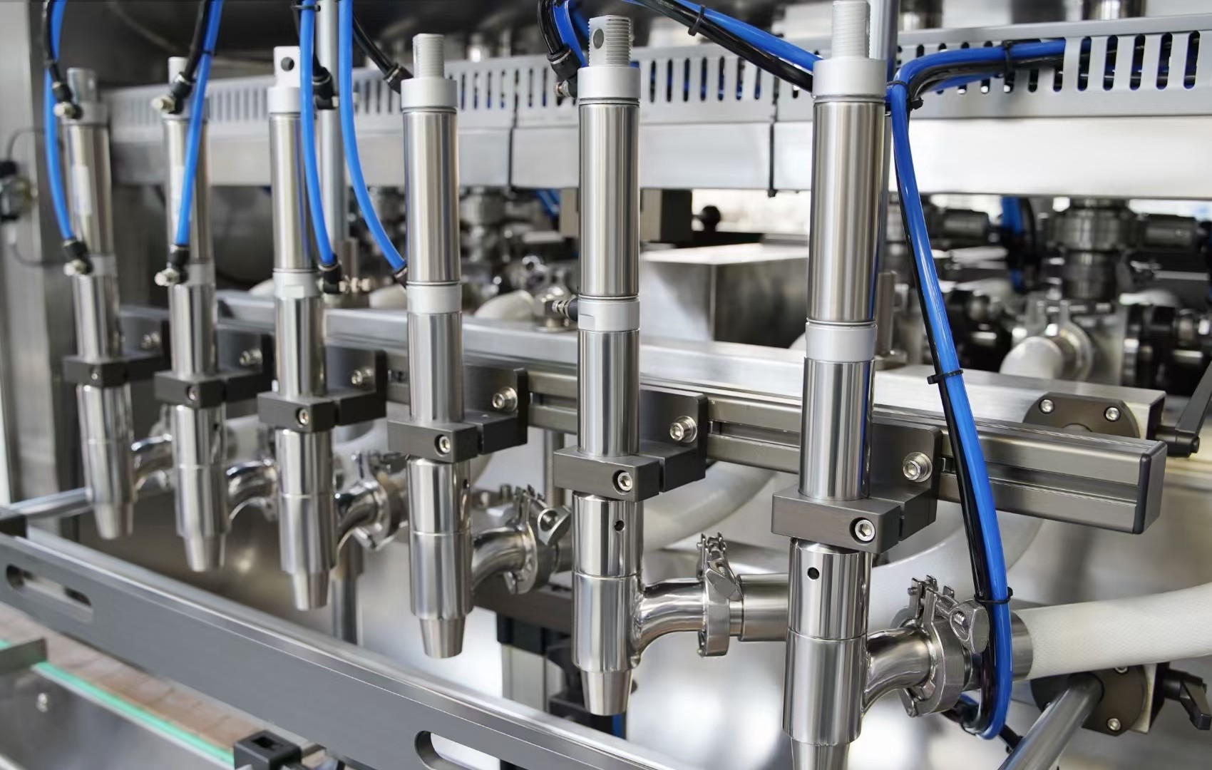 Four Nozzles Hot Sauce Filling Machine Servo Filler For Honey Bottling