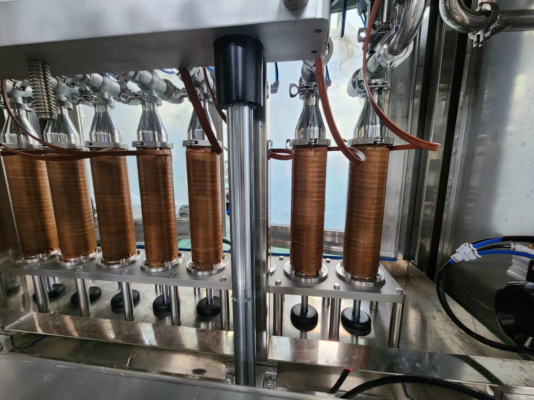 Automatic Anti Dripping Piston Type Fruit Jam Syrup Filling Machine With Heating And Mixing Function