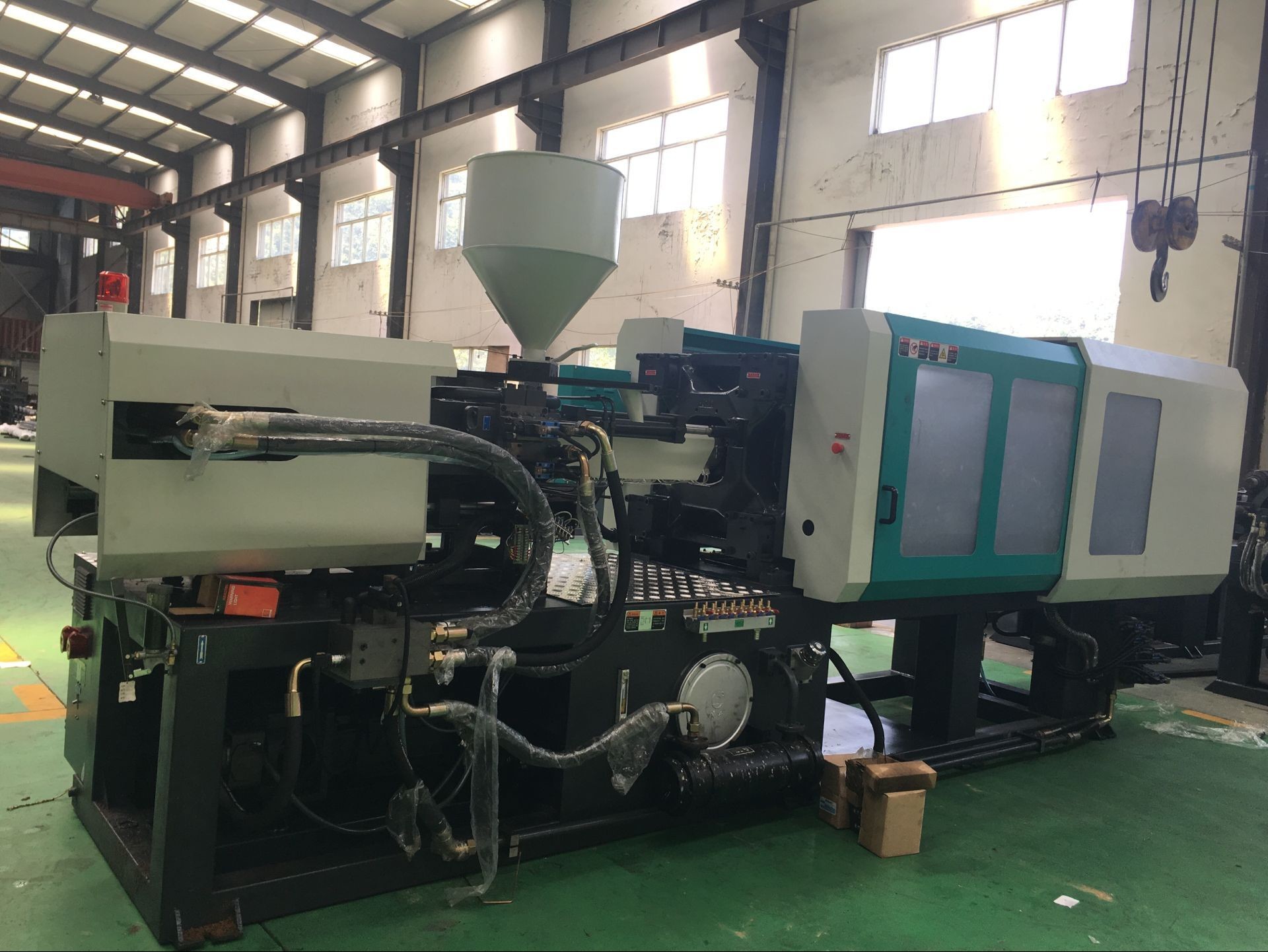 Variable Clamping Stroke Injection Molding Machine Capacity 1590g Shot Weight