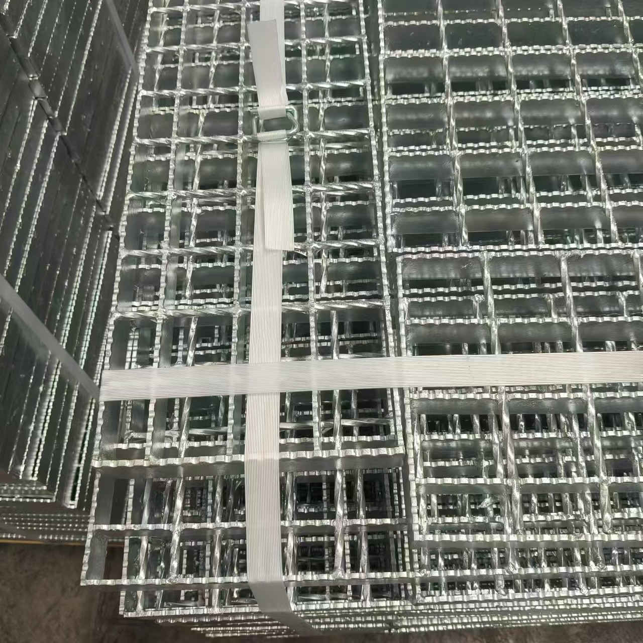 Mesh Steel Gratings: Open, Airy Design for Ventilation and Light