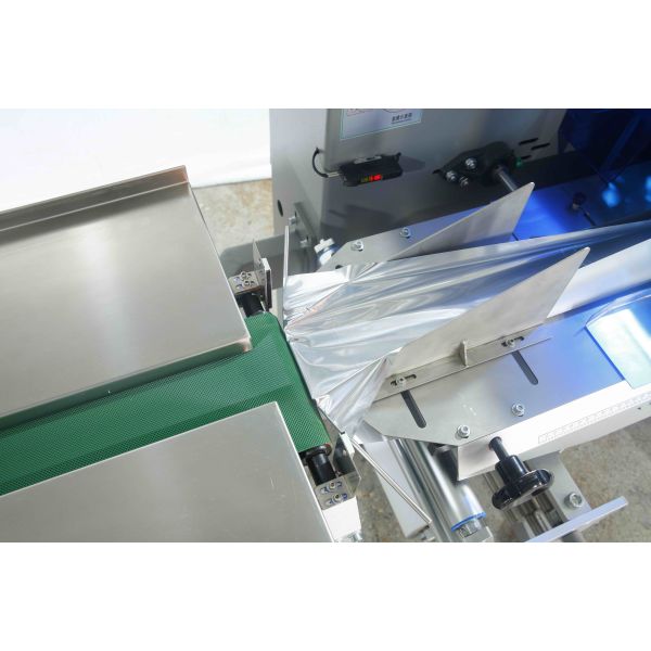 Fully automatic horizontal wrapping flow pack packing machine ice cream lolly popsicle packaging machine