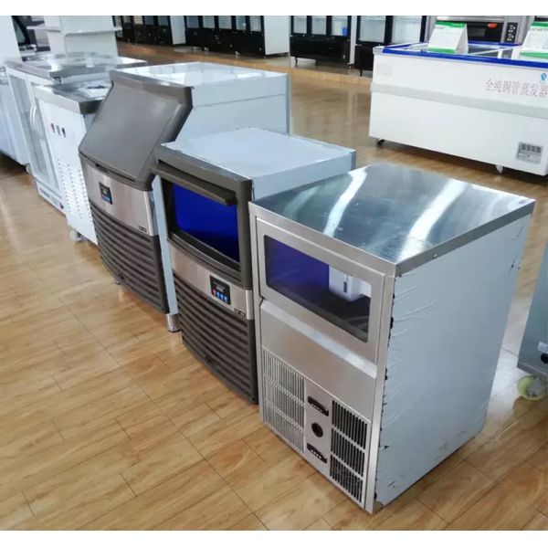 Water Cooling 60hz Ice Cube Maker With CE 500*500*890mm Easy Operation