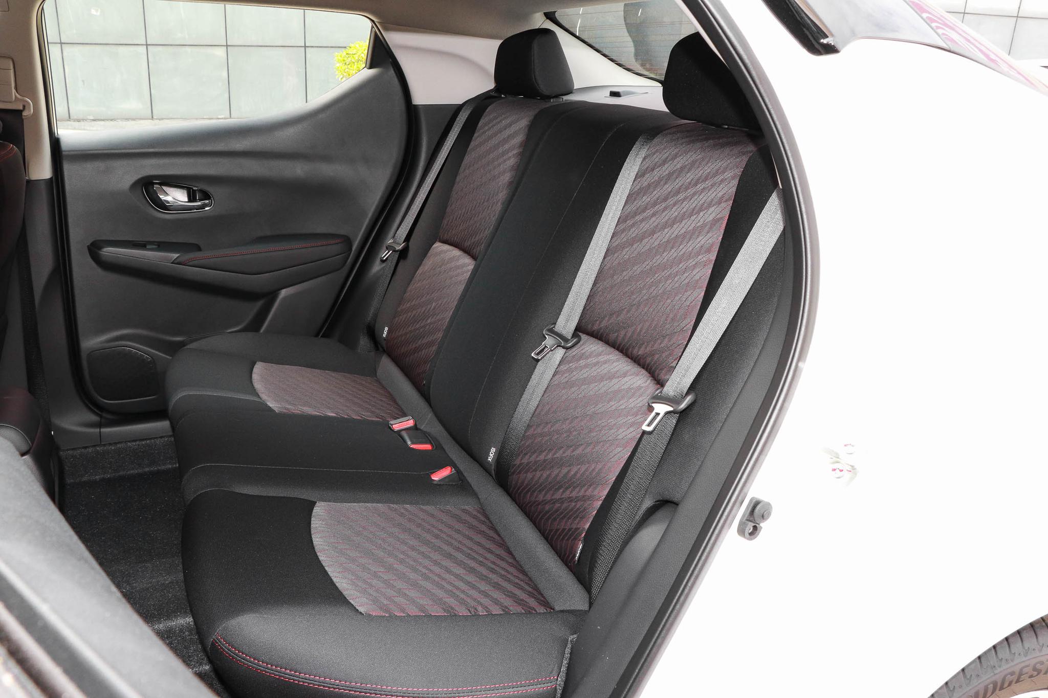 Gasoline Left Hand Dongfeng Nissan LANNIA 185 High Speed 4-door 5-seater Hatchback Used Car